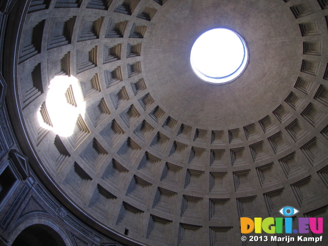 SX31776 Light shining through Oculus of Pantheon